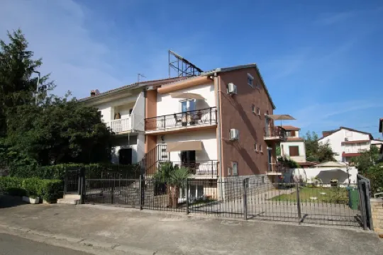 Blue Adria Suite 4 - for two people on the footpath to the beach and town