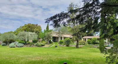 Charming farmhouse in the garrigue at Gordes. 고르드 타운 뷰 포인트 주변 호텔