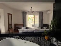 3-ensuite bedroom Beach House in Albion with a pool, a hammam and the beach Hotels in Albion