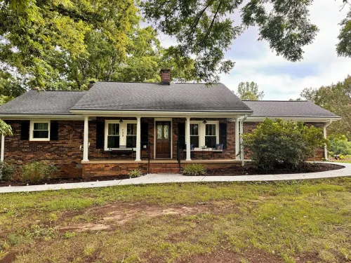 NO CLEANING FEE Century farmhouse on Lake Keowee near Clemson Hotels in Oconee County