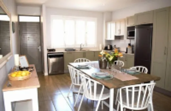 Modern, Spacious & Convenient apartment for 4