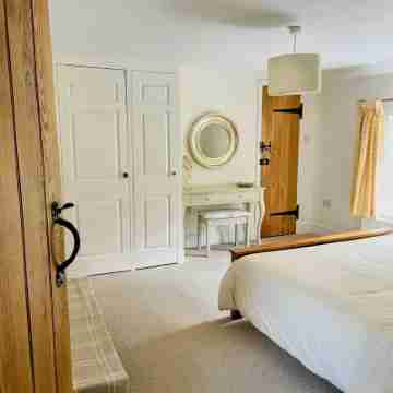 Newly renovated cottage & great location! Space for 10 Rooms