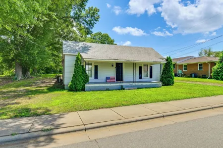 Weekend Getaway in Cornelius Walk to Dining!