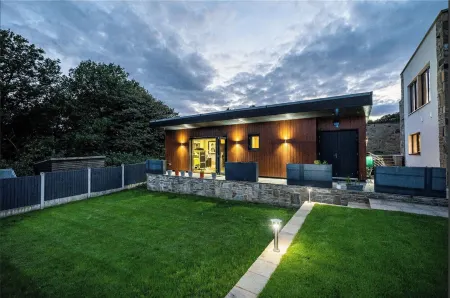 The Luxury "Shed" Отели рядом с достопримечательностью «Университет Хаддерсфилд Квинсгейт Кампус»