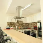 Spacious 3-bedroom apartment within a beautiful oasis along the South Coast. Các khách sạn ở Hastings