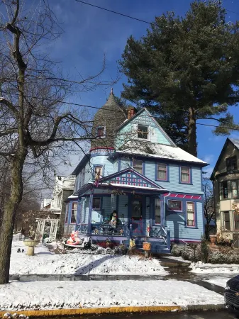 Near US Open Oakmont Country Club Free Transport Charming Victorian Guest House Отели рядом с достопримечательностью «Fox Chapel Golf Club»