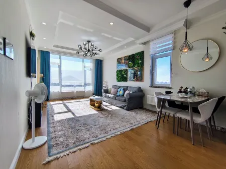 Tsengeldekh•Chic 1 BR Apt•Queen bed•Mountain view Отели рядом с достопримечательностью «мишээл экспо»