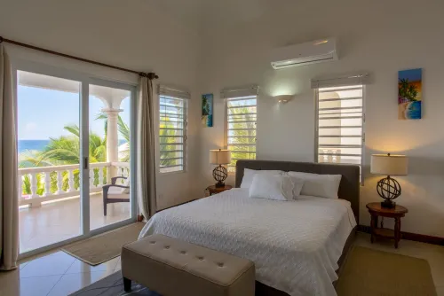 Lovely 6-bedroom Villa with Pool Hotels in Island Harbour