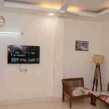 Entire cozy 2 BHK apartment with AC, WiFi ,Park facing in Lajpat nagar New Delhi Others