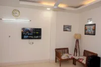 Entire cozy 2 BHK apartment with AC, WiFi ,Park facing in Lajpat nagar New Delhi Hotels in Lajpat Nagar