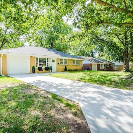 3 bedroom cozy house located footsteps away from KSU’s sporting events!