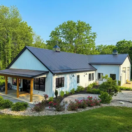 Private Barndo Retreat for Groups - Indoor Pickleball, Hoops, Hot Tub, Near Lake
