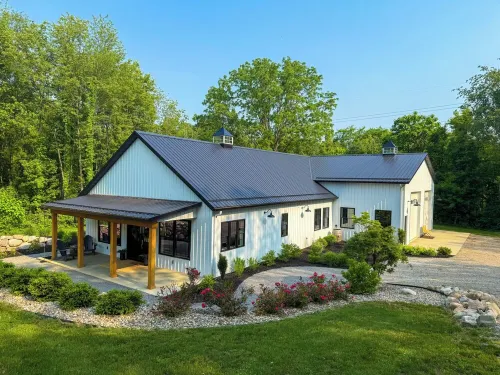Private Barndo Retreat for Groups - Indoor Pickleball, Hoops, Hot Tub, Near Lake