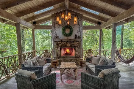 Cozy Retreat 5 Min from Mainstreet - Covered Deck - Fireplaces - Secluded Отели рядом с достопримечательностью «Sunrise Rock by Highlands-Cashiers Land Trust»