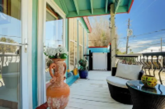 Windmill Gardens Inn "Penthouse" by Galveston Bay is a cozy tropical hideaway!