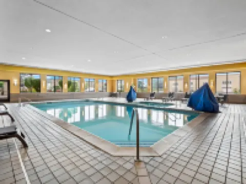 Comfort Inn & Suites Allen Park - Dearborn