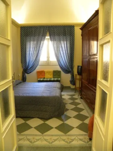 ARTIST'S APARTMENT in the historic center of Trapani, 100 meters from the sea.