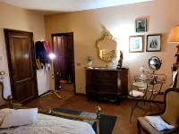 Villa Carla in Murlo, 300sqm detached villa with garden veranda and swimming pool. Hotels in Murlo