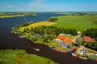 Het Voorhuis Van de Oude Boerderij Aan de Friese Meren Met Eigen Steiger