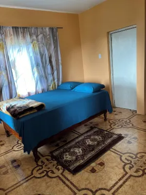 O-T on the rise Bed and Breakfast, three miles away from the Blue Mountain Peak. فنادق في 