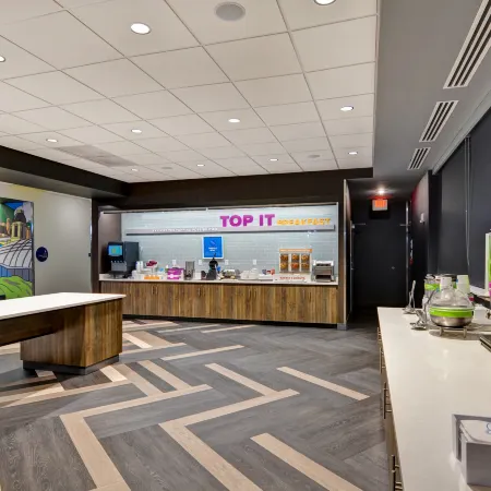 Tru by Hilton Syracuse North Airport Area Отели рядом с достопримечательностью «Конгресс-центр The Oncenter»