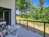 'Gorge Retreat' - Modern Carson Home w/ Mtn Views! Hotels in Carson