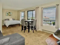 Lovely Sunset Condo in Birch Bay w KBed & Hot Tub - 207