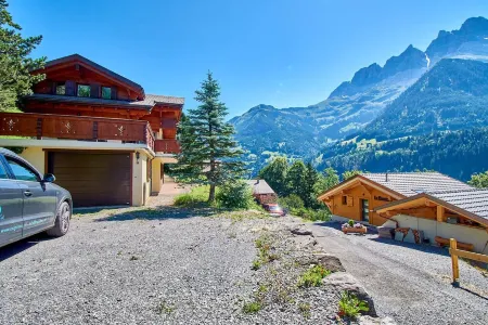 Family chalet overlooking the Midi Teeth Отели в г. Шампери