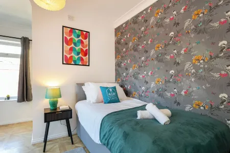 6-Bed Contractor House | Long Stay Discounts | WiFi, Driveway Parking, Smart TV Отели рядом с достопримечательностью «Longthorpe Tower»