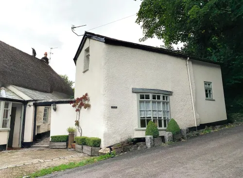 Little HOF- free fast WIFI, EV charger, ideal for single business stays