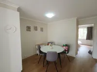 Renovated 2B Unit Walking to Hospital Hotels in Phillip