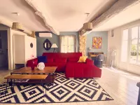 Superb mas, absolute calm, view of the château and Mont Ventoux, large swimming pool, vineyards Hotel a Le Barroux