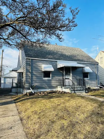 Charming and Spacious 3-bedroom House with WiFi, AC in nice Ferndale, MI