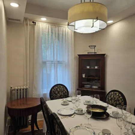 Charming 2-bedroom Baker Park townhome with WiFi, parking and patio in downtown
