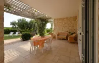 Leralora-Cherry House. Elegant villa with swimming pool, a stone's throw from the sea