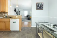 Fully Renovated 2 bdrm/2.5ba near UNC & Weaver St! Hotels in Carrboro