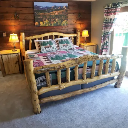 Cozy 4-Bedroom Cabin w/ Hot Tub + King Master Bed