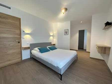 Villa Dyane, air-conditioned house with terrace and swimming pool. Отели в г. Салава