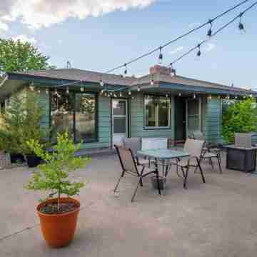 Lakefront 4-bedroom house with AC, WiFi in parklike setting on Moses Lake. Hotel Exterior