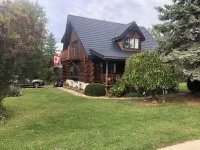 4 Season/4 bedroom  Log Home in Southampton. Walking distance to downtown/beach