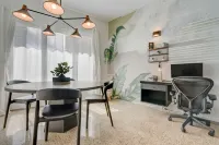 Sleek Apartment With Pool Parking