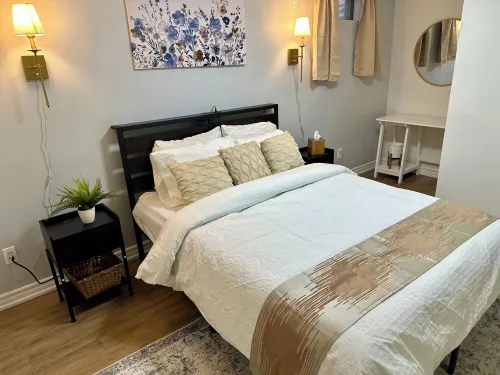 "Modern & Bright 2BR Retreat in Pickering – 12 mins from Waterfront Hotels in Pickering