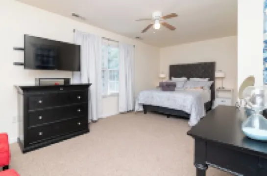 Centrally Located w/Deck, 4 TVs, Fireplace, 2 Desks, Linens, Games, Wi-Fi & W/D 住宿飯店