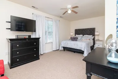 Centrally Located with Deck, 4 TVs, Games, 2 Desks, 1st FLR Bedroom & Fireplace 酒店