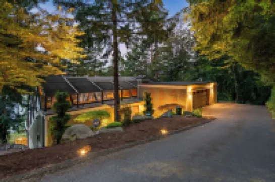 Lake front Glass house with Private Dock/Lake access/Kayak/Paddle board