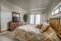 Lovely Home w/Pristine Interior-Back Porch w/ Mountain Views- Quiet neighborhood