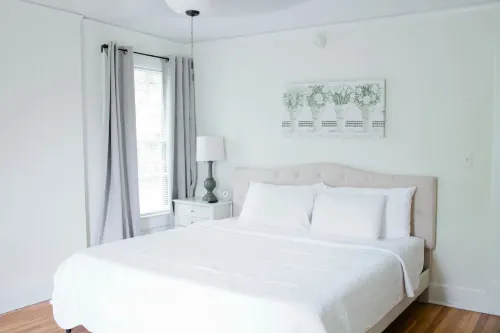 Fully Equipped Kitchen and Fast Wifi - Charming Retreat