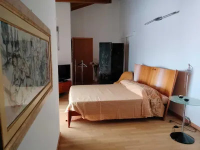 Room in attic penthouse with terrace Studio D'Arte G.R. (S.R.L.) 주변 호텔