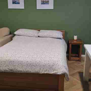 Charming 1-bedroom chalet in fabulous Gwaelod-y-garth with WiFi Rooms