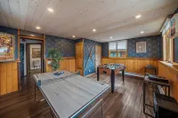 Mountain View Retreat in the heart of Banff - Massive House Sleeps 23